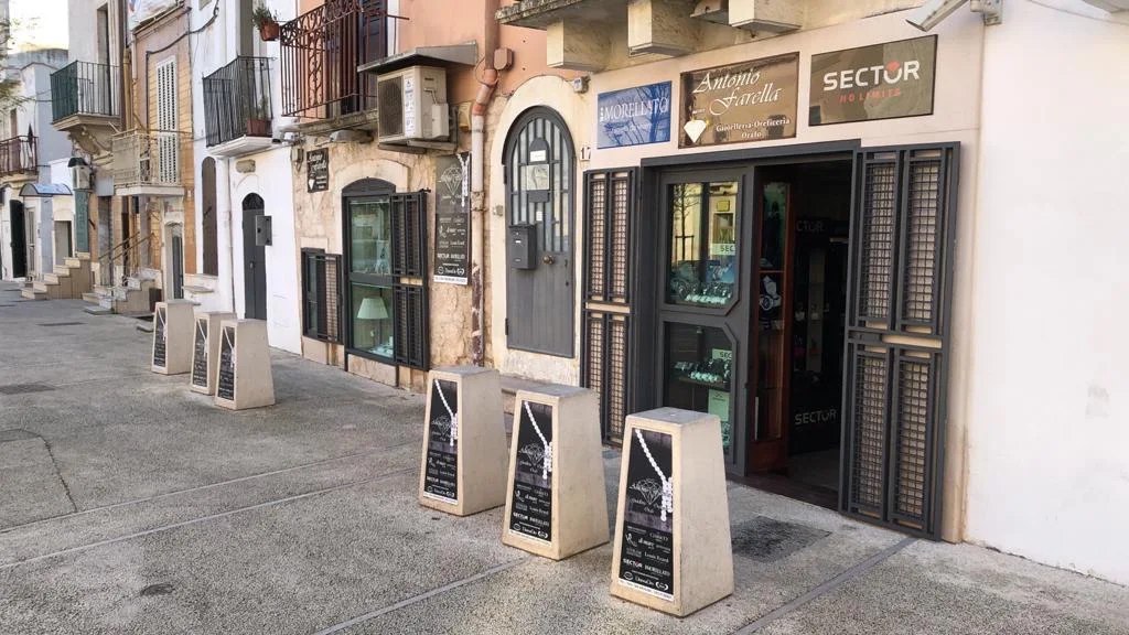 L’esterno attuale della Gioielleria Antonio Farella a Sannicandro di Bari