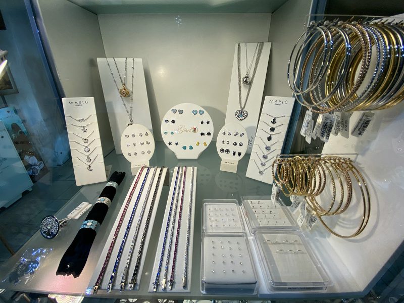 Vetrina con bracciali, collane e orecchini