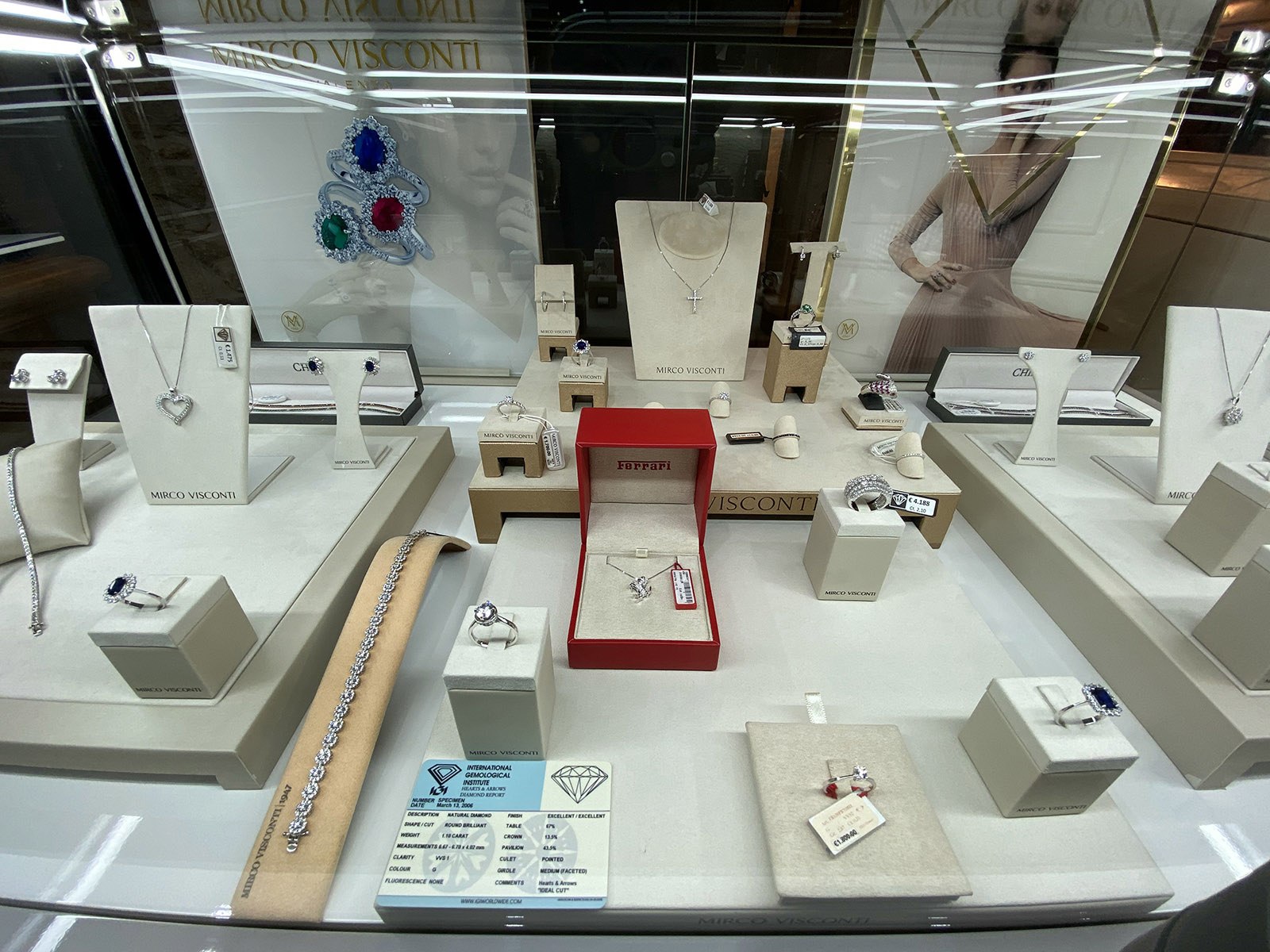 Vetrina di gioielli selezionati nella bottega Farella