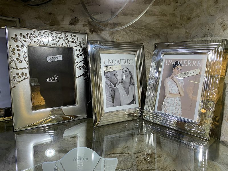 Cornici e articoli in argento esposti in bottega